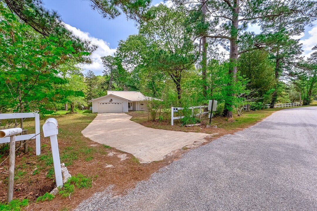 8 Vick Rd in New Waverly, TX - Building Photo