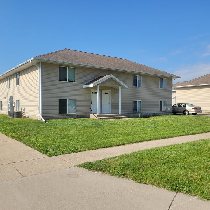1121 Roosevelt St in Vermillion, SD - Foto de edificio