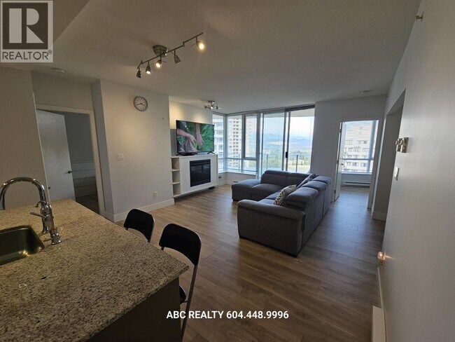 4808 Hazel St in Burnaby, BC - Building Photo - Building Photo