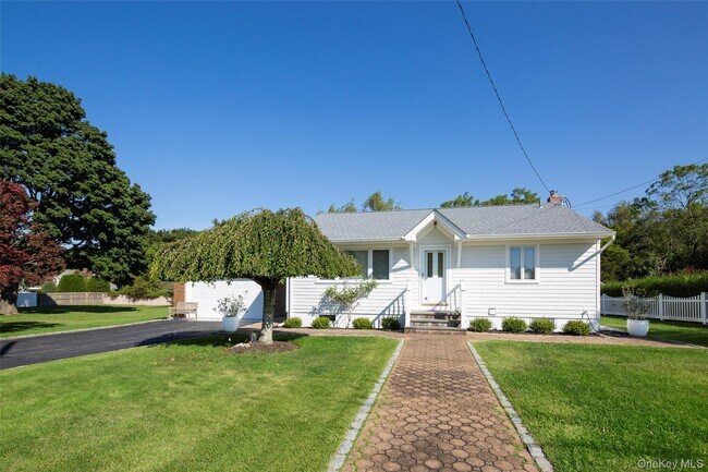 275 Maier Pl in Southold, NY - Building Photo - Building Photo