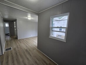 606 Wyoming St in Waterloo, IA - Building Photo - Building Photo