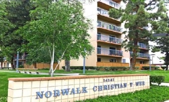 Norwalk Towers in Norwalk, CA - Foto de edificio - Building Photo