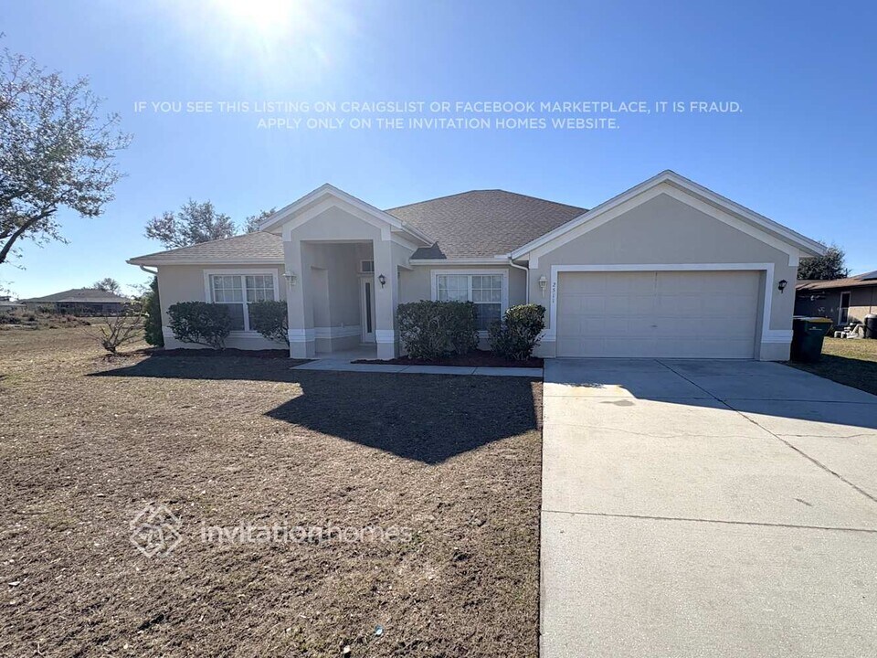 2511 Mauritania Rd in Punta Gorda, FL - Foto de edificio