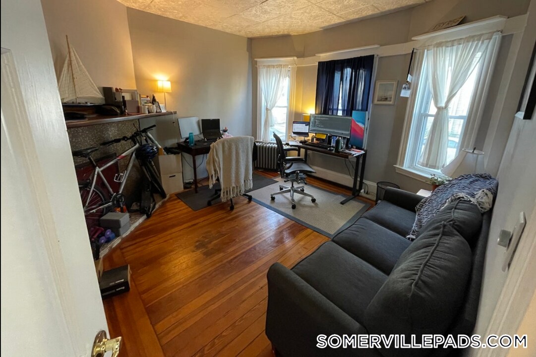 44 Benton Rd in Somerville, MA - Building Photo