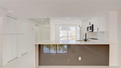 933 NE 24th Ave in Hallandale Beach, FL - Building Photo - Building Photo