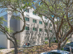 Creekside Manor I & II Apartments in Clearwater, FL - Building Photo - Building Photo