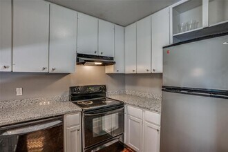982 S Weatherred Dr, Unit B in Richardson, TX - Foto de edificio - Building Photo