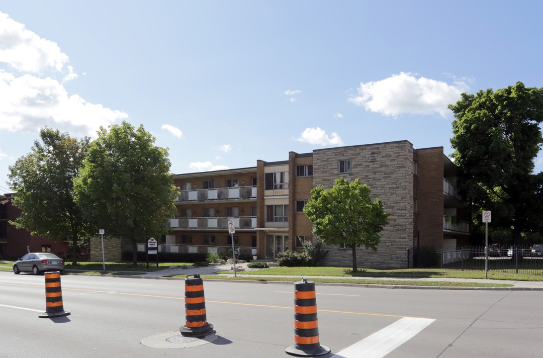 Sherwood Manor in Hamilton, ON - Building Photo