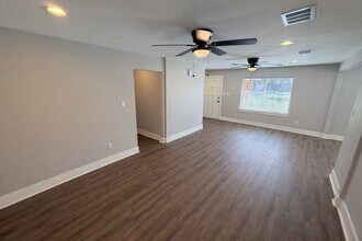 5105 Oak Ave in Pasadena, TX - Building Photo - Building Photo