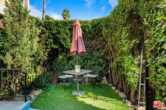 11585 Riverside Dr in Los Angeles, CA - Building Photo - Building Photo