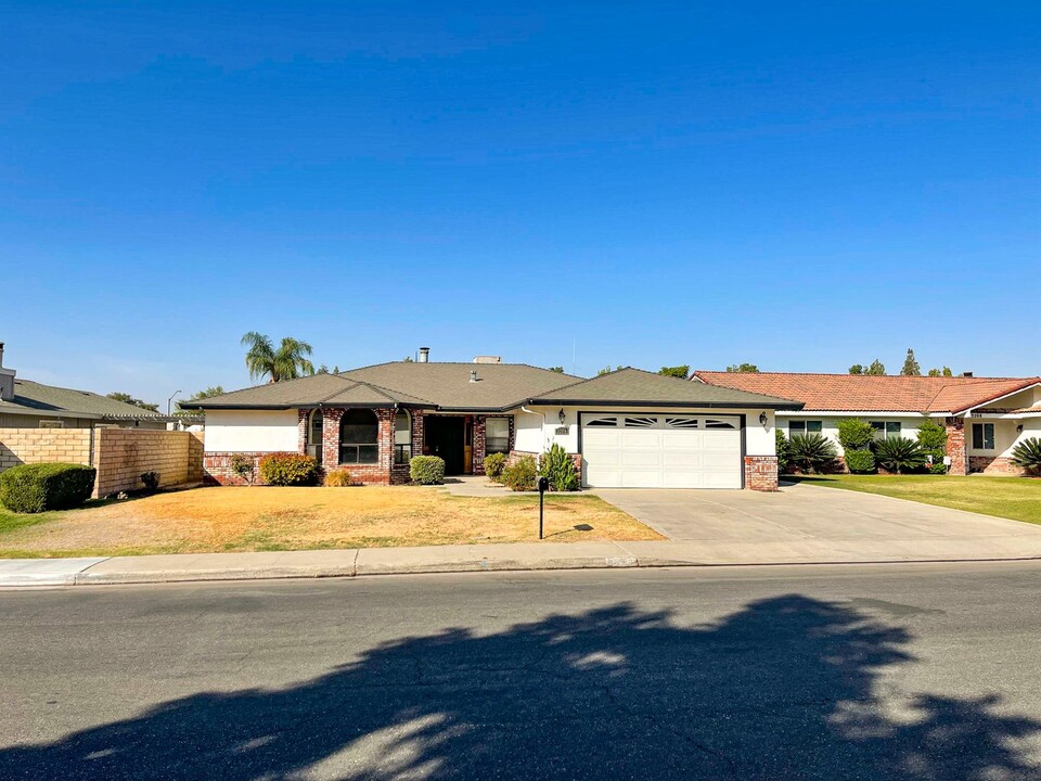 3204 Suncrest Dr in Bakersfield, CA - Building Photo