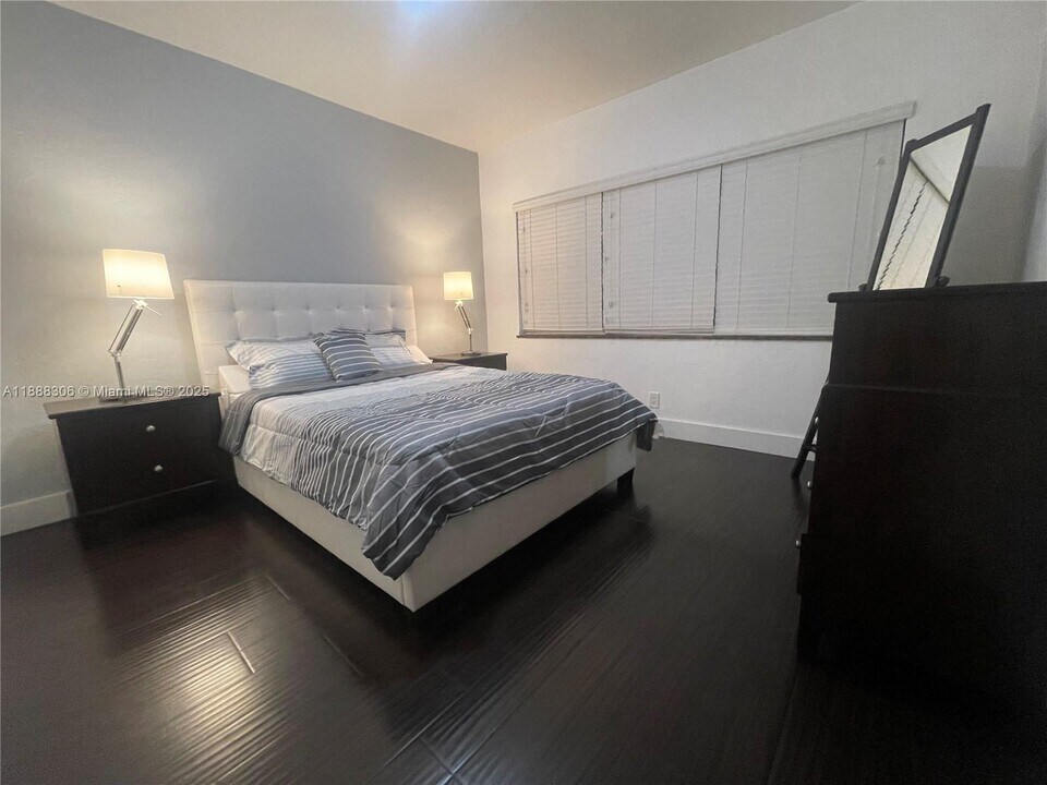 990 Meridian Ave in Miami Beach, FL - Building Photo