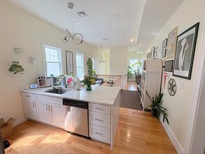 32 Putnam Ave, Unit 3 in Cambridge, MA - Building Photo - Building Photo