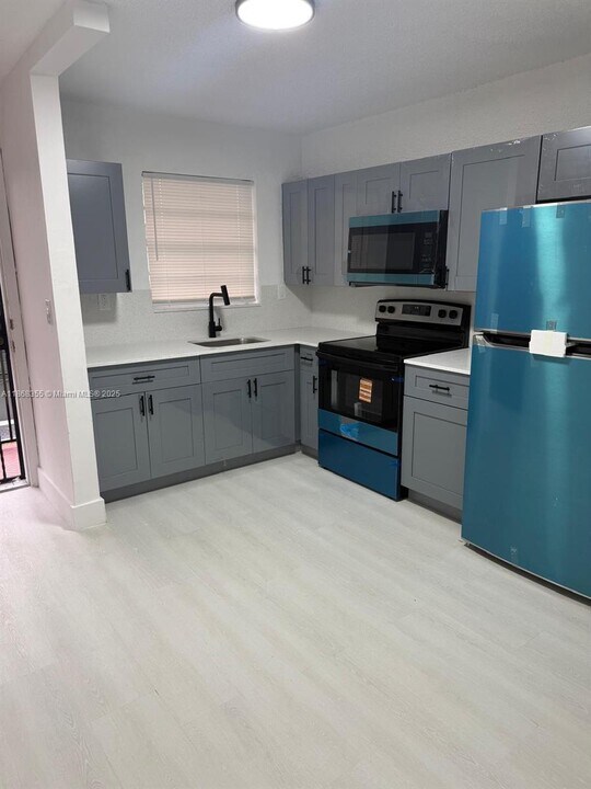 1000 W 28th St in Hialeah, FL - Building Photo