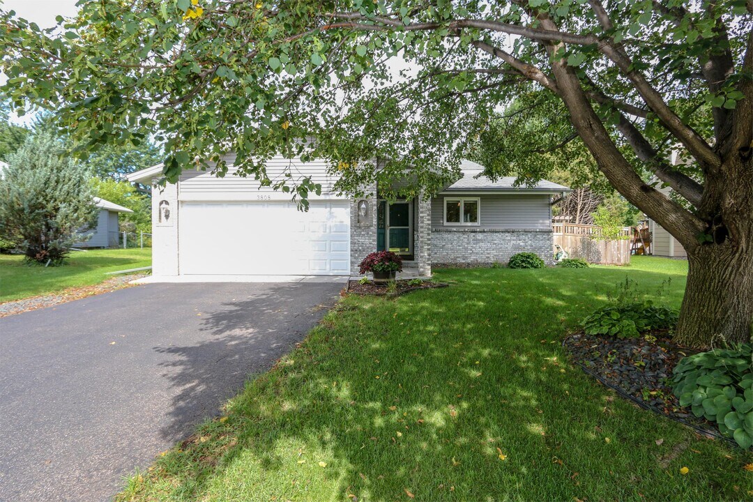 3808 137th St in Burnsville, MN - Building Photo