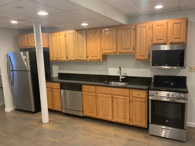 61 Park Dr, Unit D in Boston, MA - Foto de edificio - Building Photo