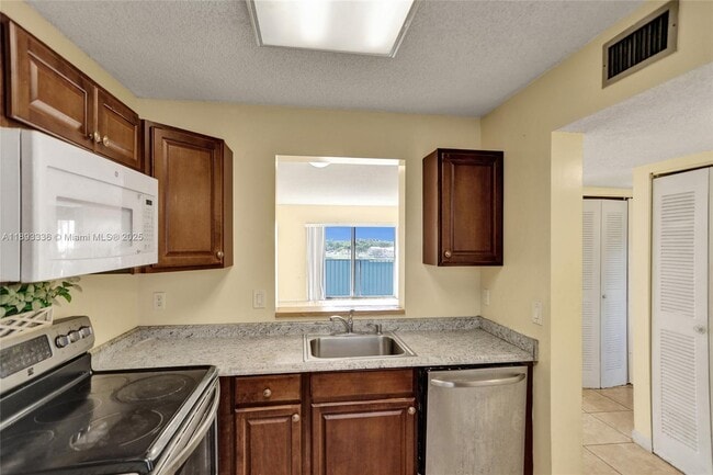 8720 N Sherman Cir in Miramar, FL - Building Photo - Building Photo