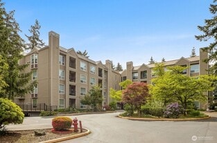 823 N 161st Pl, Unit 203 in Shoreline, WA - Building Photo
