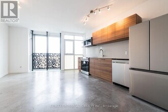 3333 Dundas St W in Toronto, ON - Building Photo - Building Photo