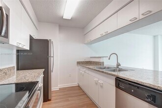 1756 N Bayshore Dr, Unit 37H in Miami, FL - Building Photo - Building Photo