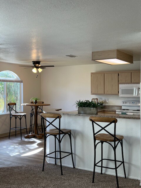 6285 Jacinto Ave in Sacramento, CA - Foto de edificio - Building Photo