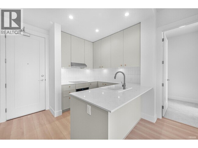 708 Edgar Ave in Coquitlam, BC - Building Photo - Building Photo