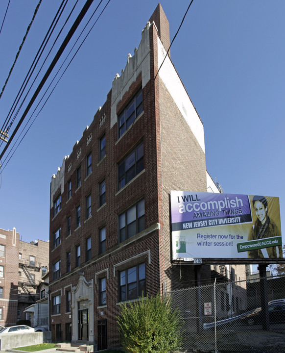 2048 John F Kennedy Blvd in Jersey City, NJ - Building Photo