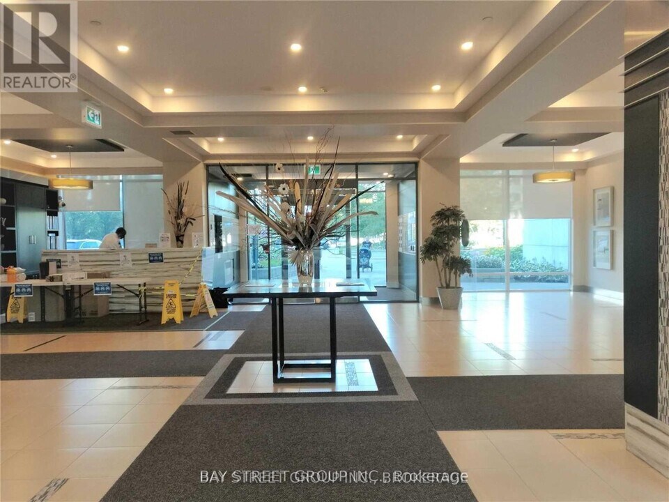 55-355 S Town Centre Blvd in Markham, ON - Building Photo