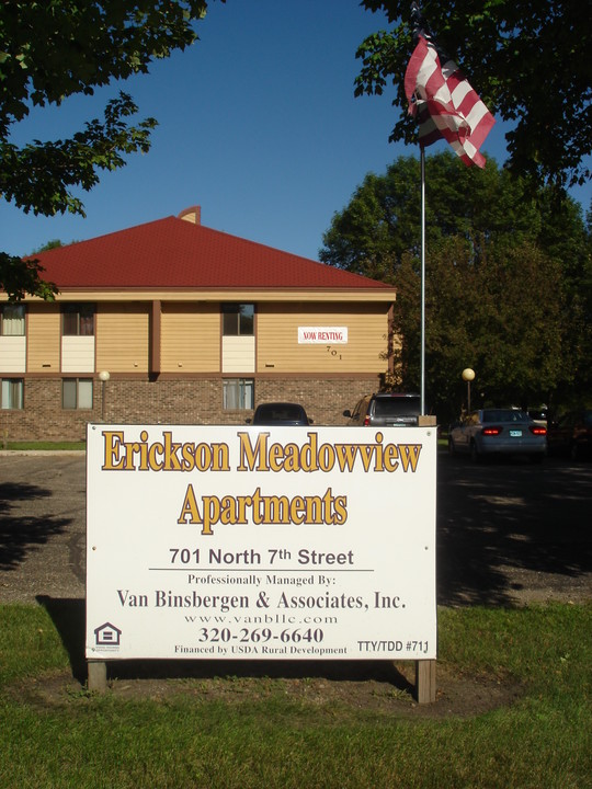 701 N 7th St in Olivia, MN - Building Photo