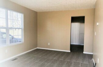 5570 Maple Canyon Ave in Columbus, OH - Building Photo - Building Photo