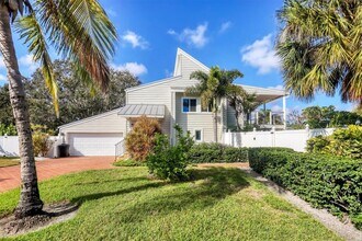 3601 Coquina Key Dr SE in St. Petersburg, FL - Building Photo - Building Photo