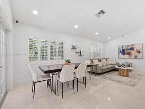 413 Cameron Dr in Weston, FL - Building Photo - Building Photo