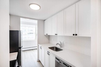 250 St Clair Ave. W. in Toronto, ON - Building Photo - Building Photo
