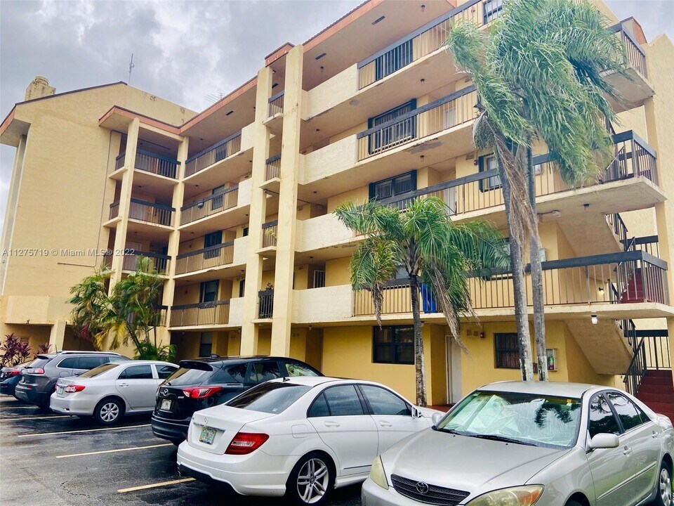 8881 Fontainebleau Blvd-Unit -307-A in Miami, FL - Foto de edificio