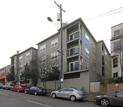 Clayborn Condominiums in Portland, OR - Building Photo - Building Photo
