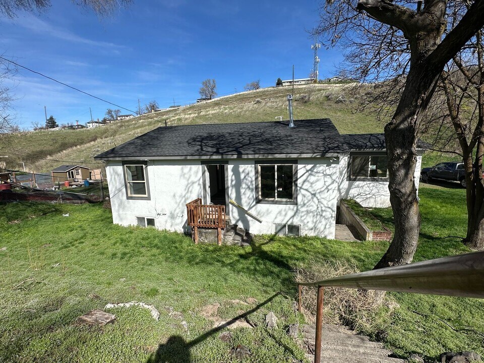 834 SE 3rd St in Pendleton, OR - Building Photo