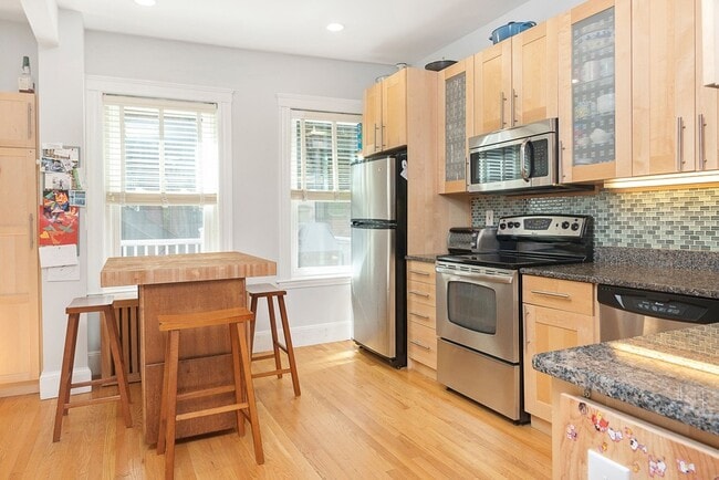 26 Montgomery St, Unit 1