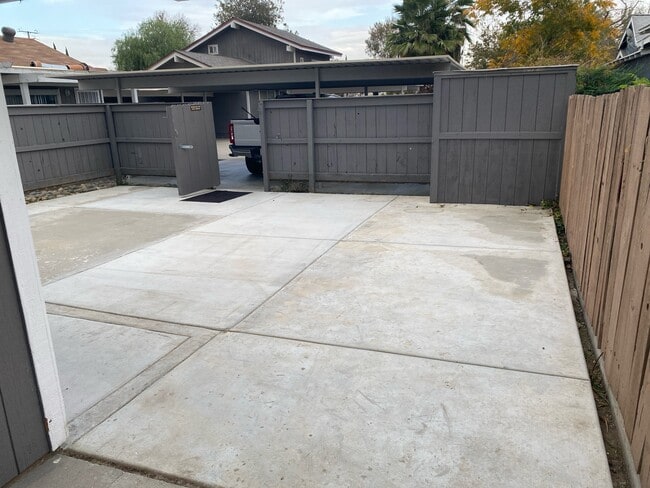 1030 Kaweah St in Hanford, CA - Foto de edificio - Building Photo