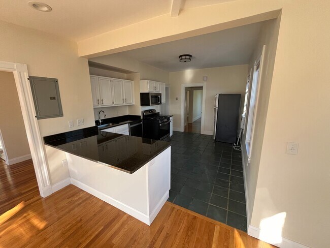 2572 Massachusetts Ave, Unit 2 in Cambridge, MA - Building Photo - Building Photo