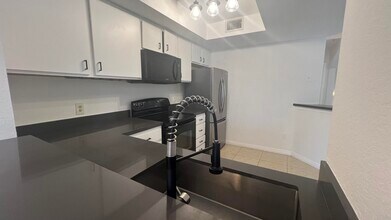 735 SW 148th Ave in Davie, FL - Foto de edificio - Building Photo