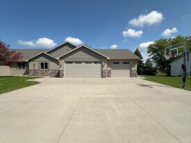 W6936 Maple Terrace Rd in Greenville, WI - Building Photo