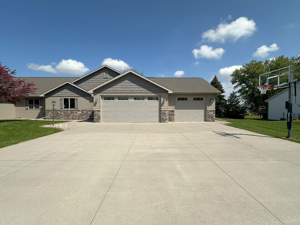 W6936 Maple Terrace Rd in Greenville, WI - Building Photo