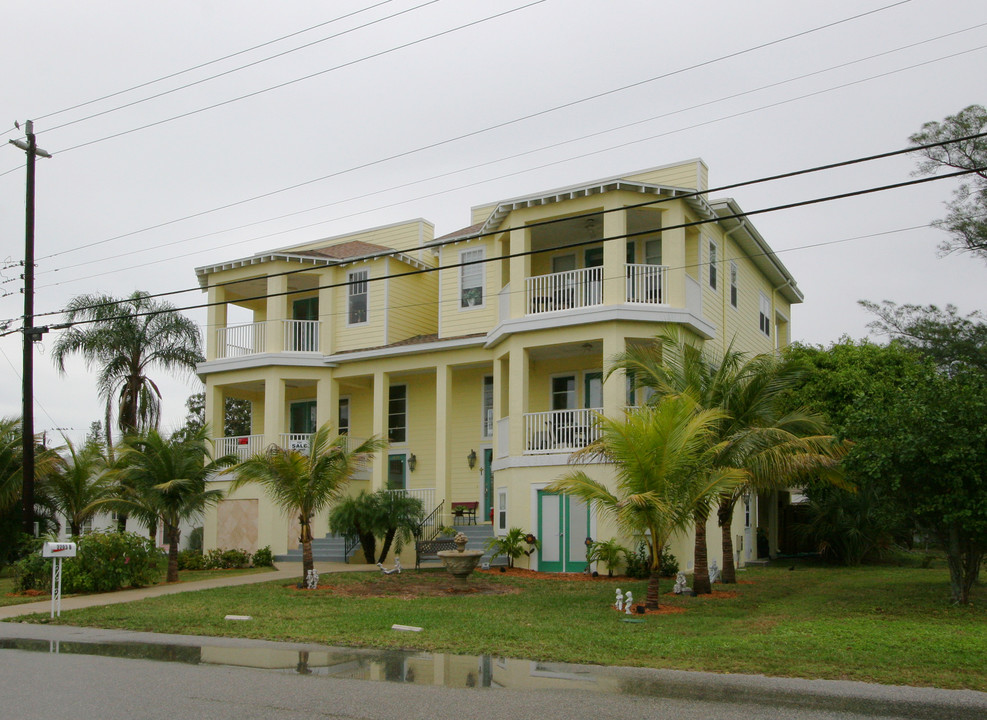 2203 Avenue C in Bradenton Beach, FL - Foto de edificio