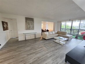 3500 Mystic Pointe Dr in Aventura, FL - Building Photo - Building Photo