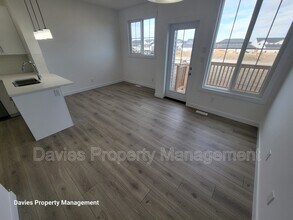 7110 Keswick Dr SW in Edmonton, AB - Building Photo - Building Photo