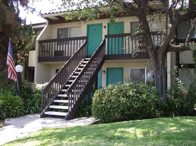 Casa Del Tiempo in Escondido, CA - Foto de edificio - Building Photo