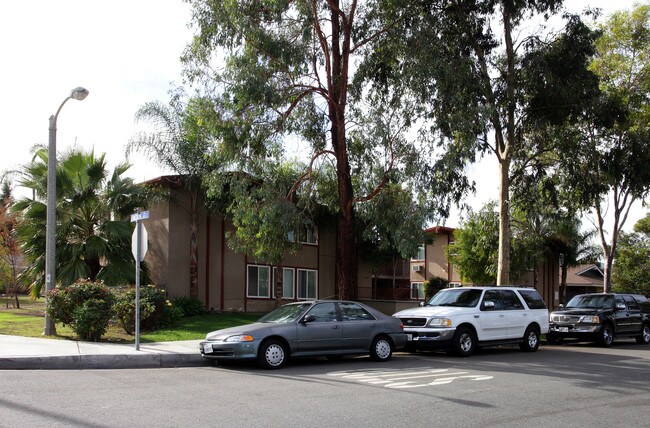 Corona Regis in Corona, CA - Foto de edificio - Building Photo