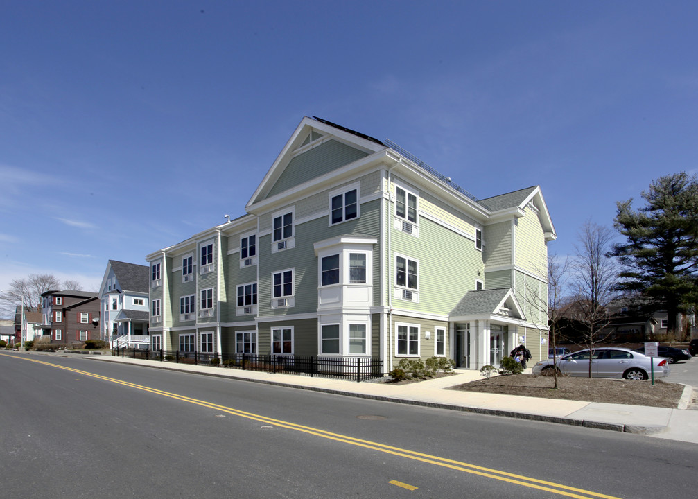 325 Cabot St in Beverly, MA - Building Photo