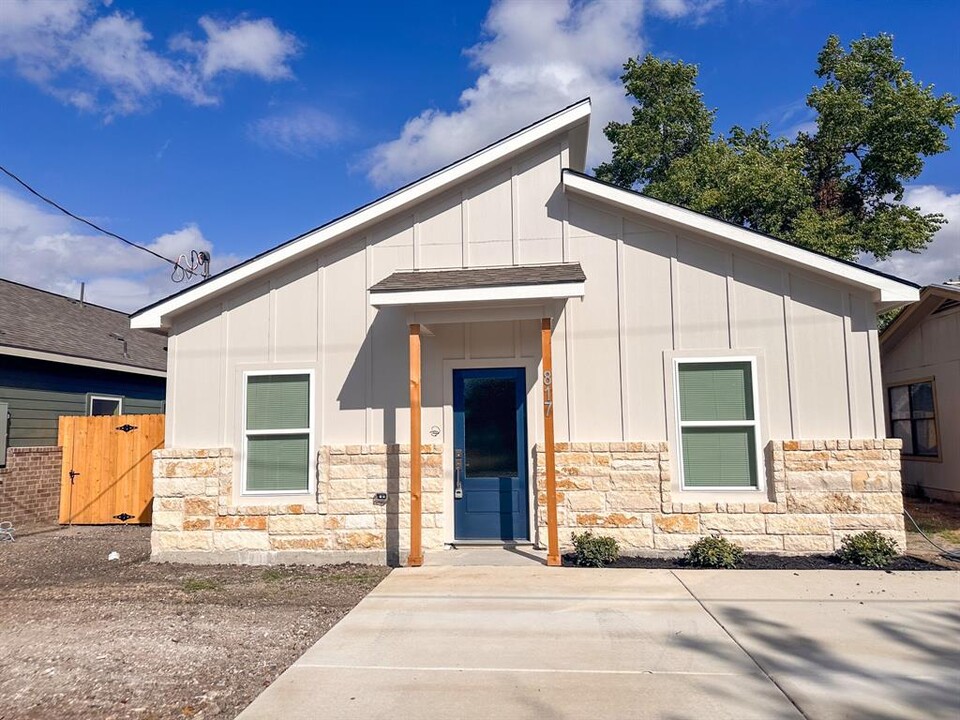 817 5th in Lockhart, TX - Building Photo