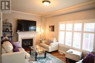 2475 Cedar Meadow Ln in Oakville, ON - Building Photo - Building Photo